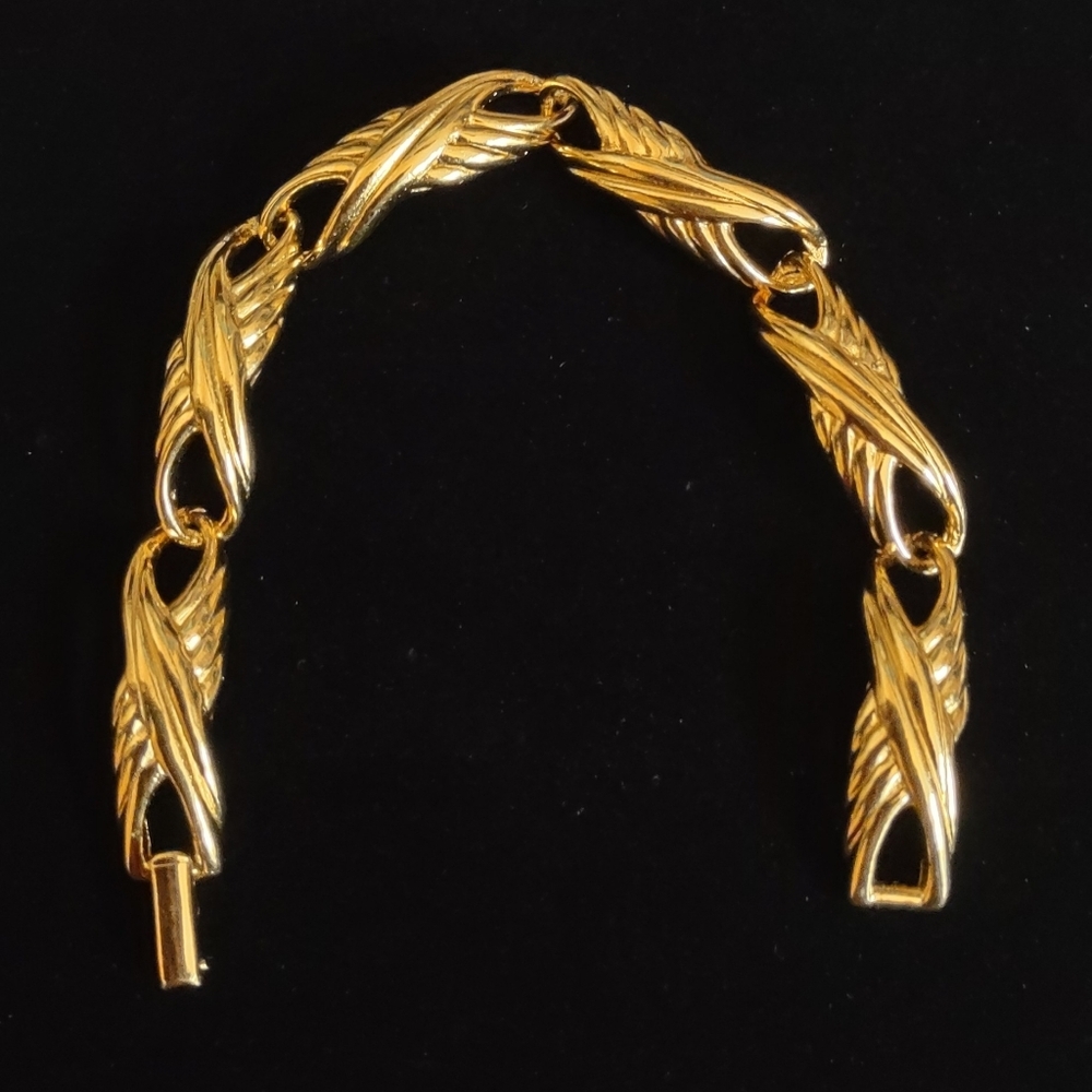 Trifari Elegant Gold-Plated Bracelet - Picture 4 of 6